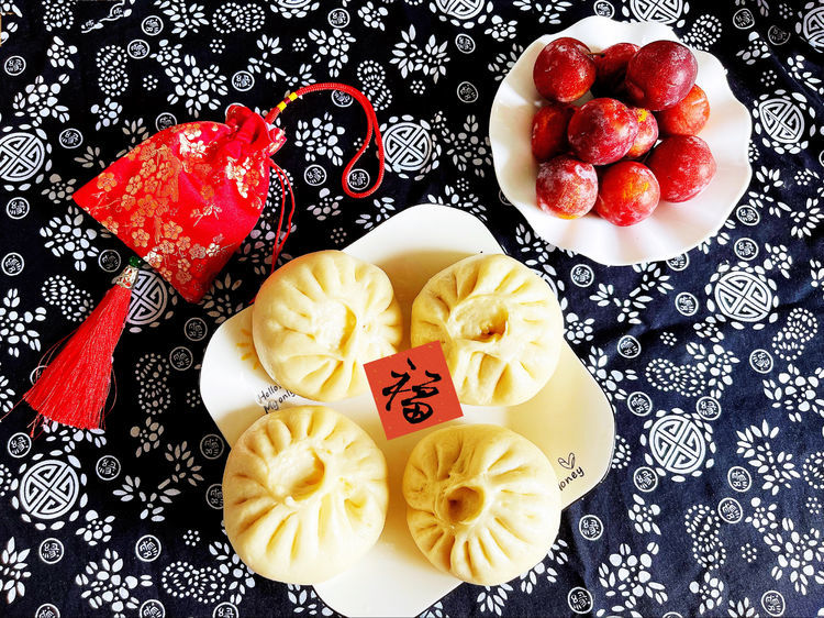 瞧,我今天包的大包子出锅了,香气扑鼻,来,要不要尝一个?