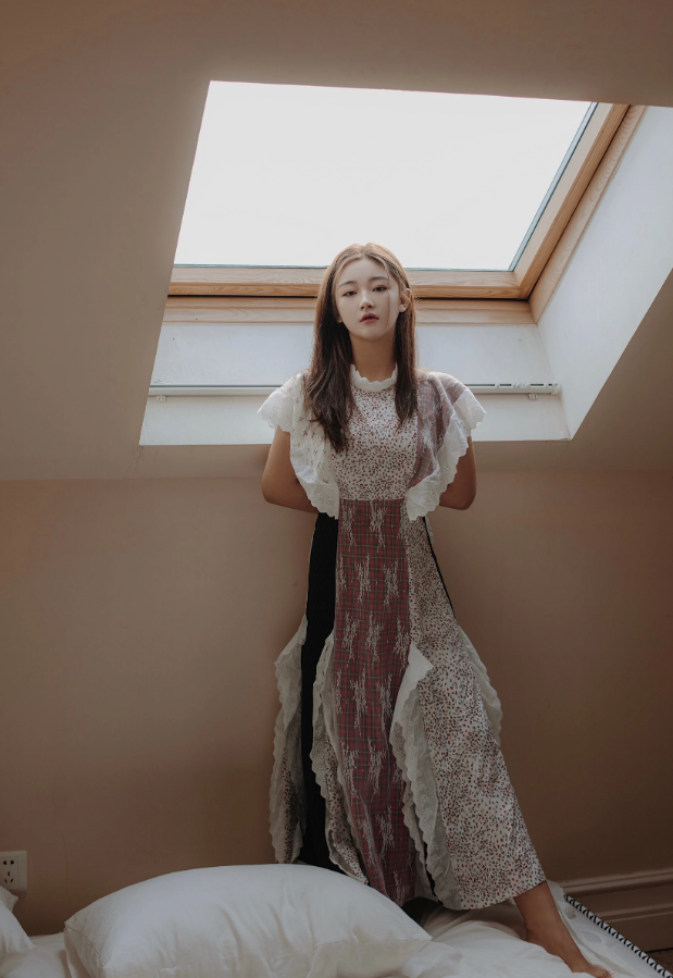 姜嫄罕见营业,穿拼接长裙晒居家美照,文艺范十足