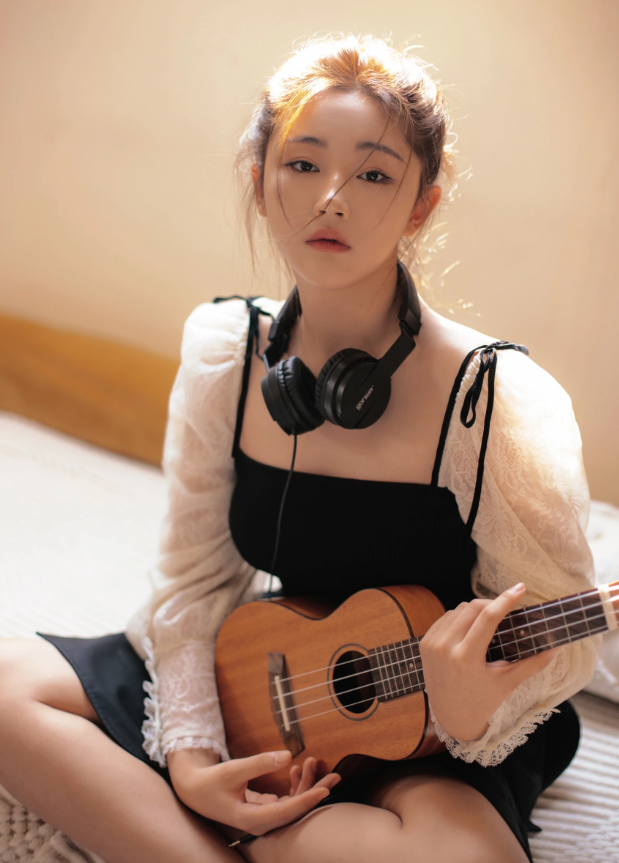 黑白裙子简单清新姜嫄这套生活照也很清新漂亮,是比较简洁基础的时尚