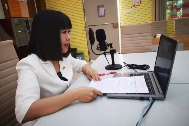 深圳海港小学校长阮瑜在第一届全球基础教育论坛上受邀作报告