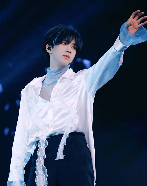 贺峻霖去老师办公室旁边同学神似宋亚轩好像小宋参观贺儿的学校