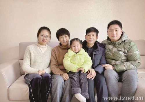 夏阳吴琼一家近照.