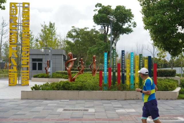 临空音乐公园河畔白玉兰盛开在音乐里