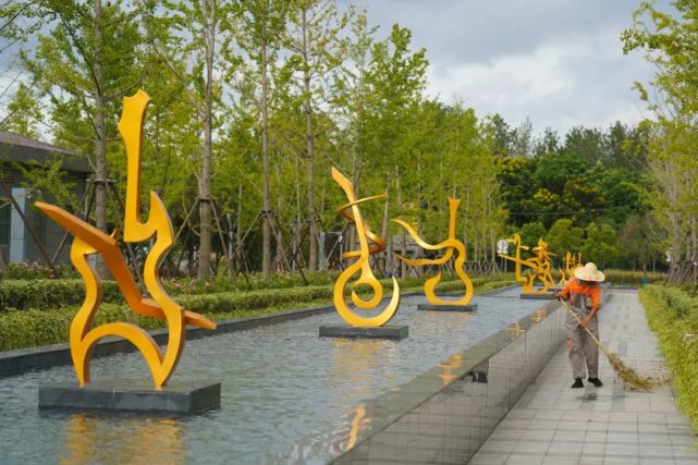 临空音乐公园河畔白玉兰盛开在音乐里