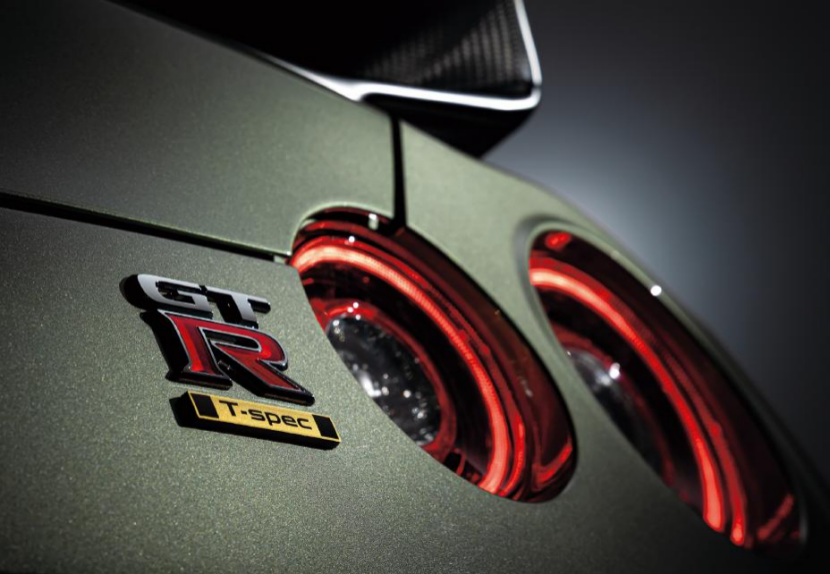 其中还新增了两款特别版车型,分别为gt-r premium edition t-spec/gt