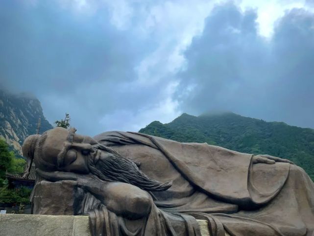 玉泉院原名希夷祠,因宋太祖赐陈抟号"希夷先生"得名.