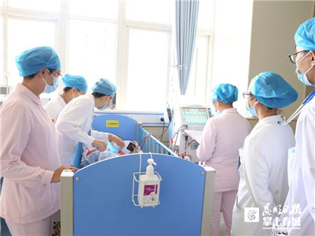 市儿童医院前兴院区肾内科主任赵波正带着医护人员为小亮进行血液透析