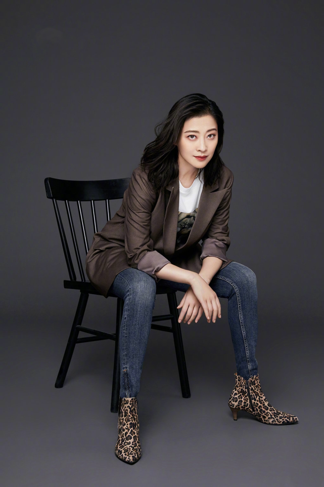 梅婷真是"阿姨辈顶流",白色外套配牛仔短裤休闲洒脱,时髦温柔