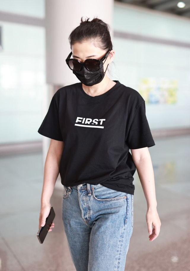 梅婷瘦身后太会穿了黑色t恤配拼色牛仔裤走机场简约却很高级