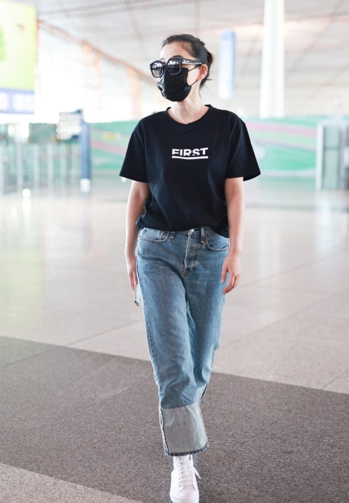梅婷瘦身后太会穿了，黑色T恤配拼色牛仔裤走机场，简约却很高级air自然拼读