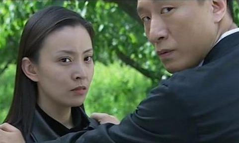 后又被导演王小帅选为《左右》的女主角,这是她第一部真正意义上的大