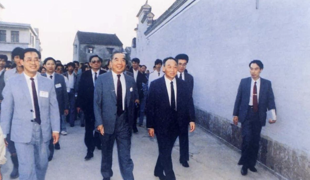 “包青天”后人包玉刚：性情像包拯，成船王后，数次向母国捐巨款_腾讯新闻