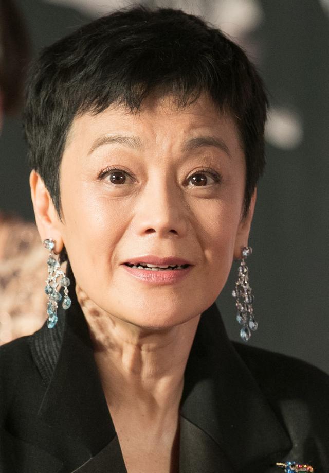 张艾嘉活成奶奶辈骄傲,蕾丝拼接裙配长西装优雅干练,高挑时髦_腾讯