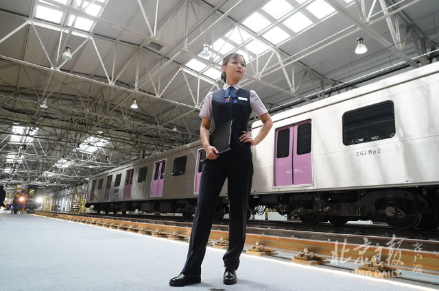 地铁员工"新装"走秀,新款制服"暗藏玄机"