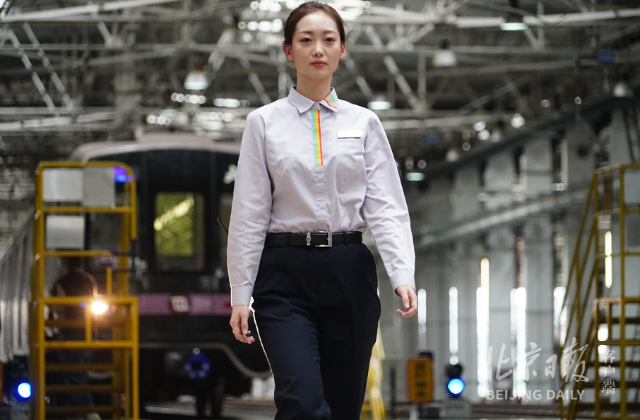 地铁员工新装走秀新款制服暗藏玄机