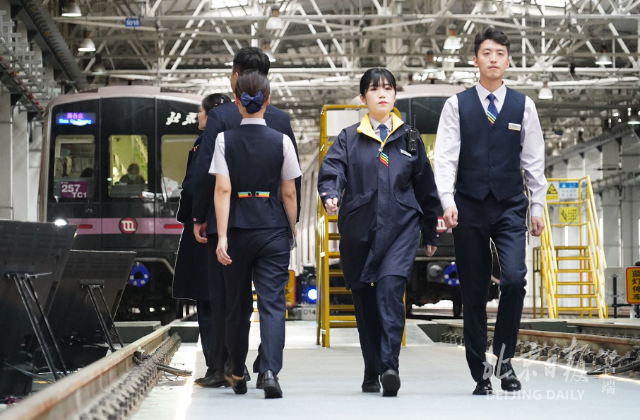 地铁员工新装走秀新款制服暗藏玄机