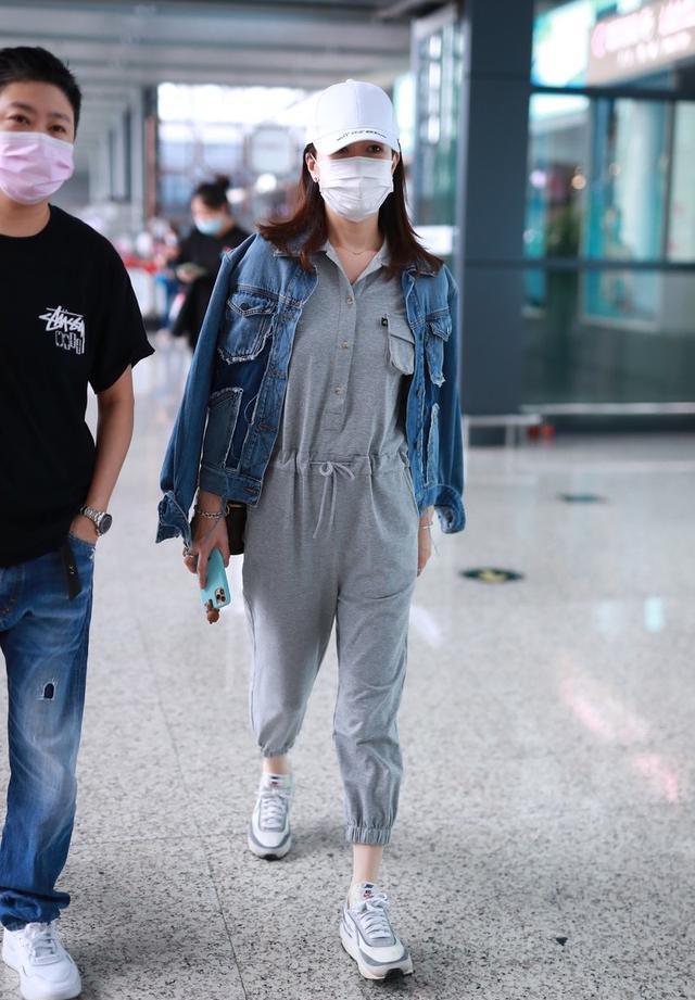 连体裤进行了叠穿,牛仔外套的实用性很强,穿搭优势就在于怎么穿都好看