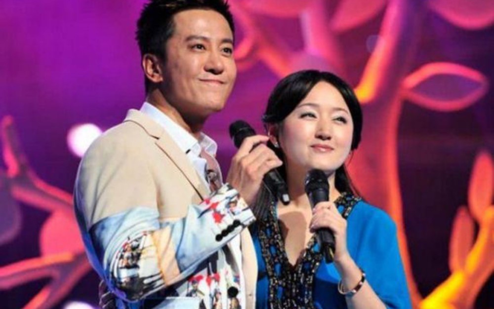 52岁毛宁罕露面,衬衫微敞肌肉线条流畅,赤脚伸懒腰妻子不在身边