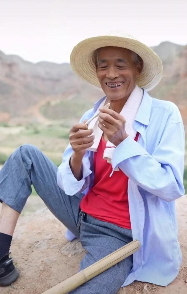 甘肃永登65岁大爷拍大侠视频走红网友顽童在世宝刀未老