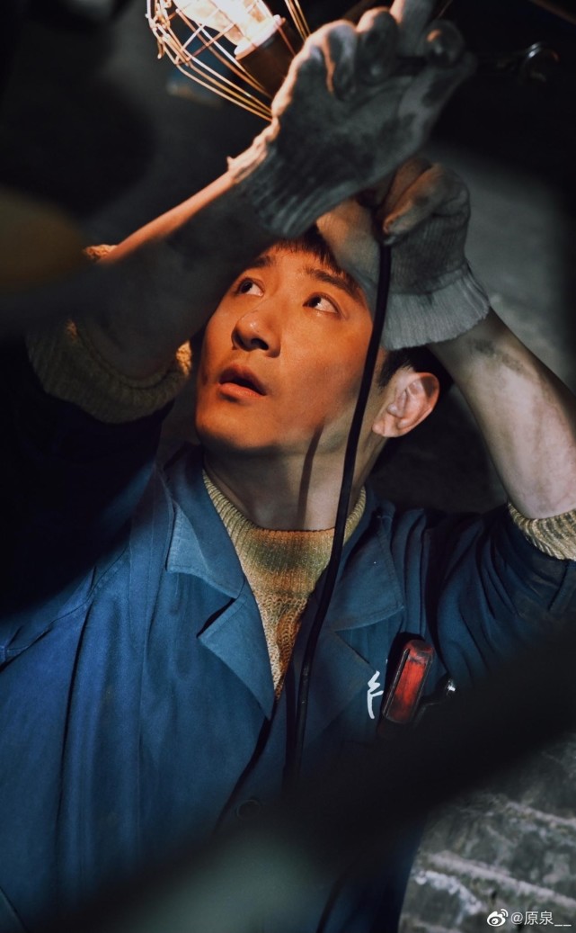 沸腾人生》剧照)据了解,演员原泉自6月初开机就投入到紧张的拍摄当中