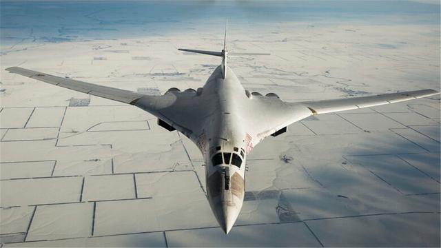 空中白天鹅图160轰炸机,飞得快续航长带弹多,美军对其望而生畏