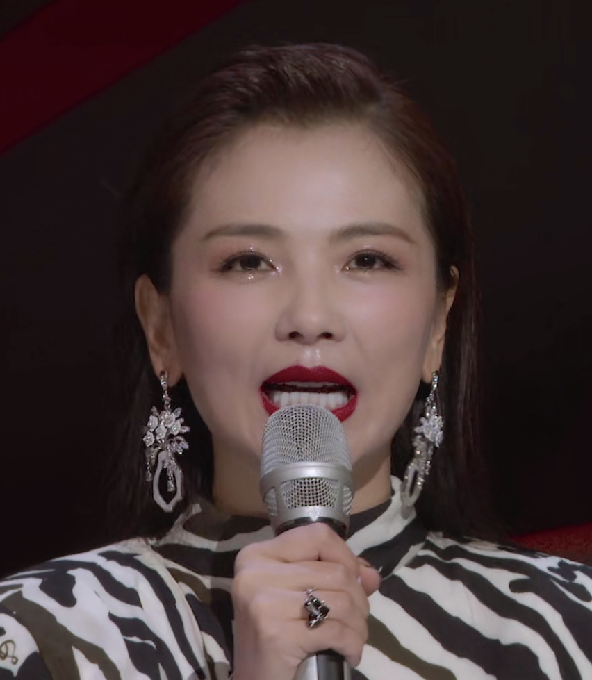 刘涛主持披荆斩棘被嘲口齿不清做油腻表情新造型显脖子粗