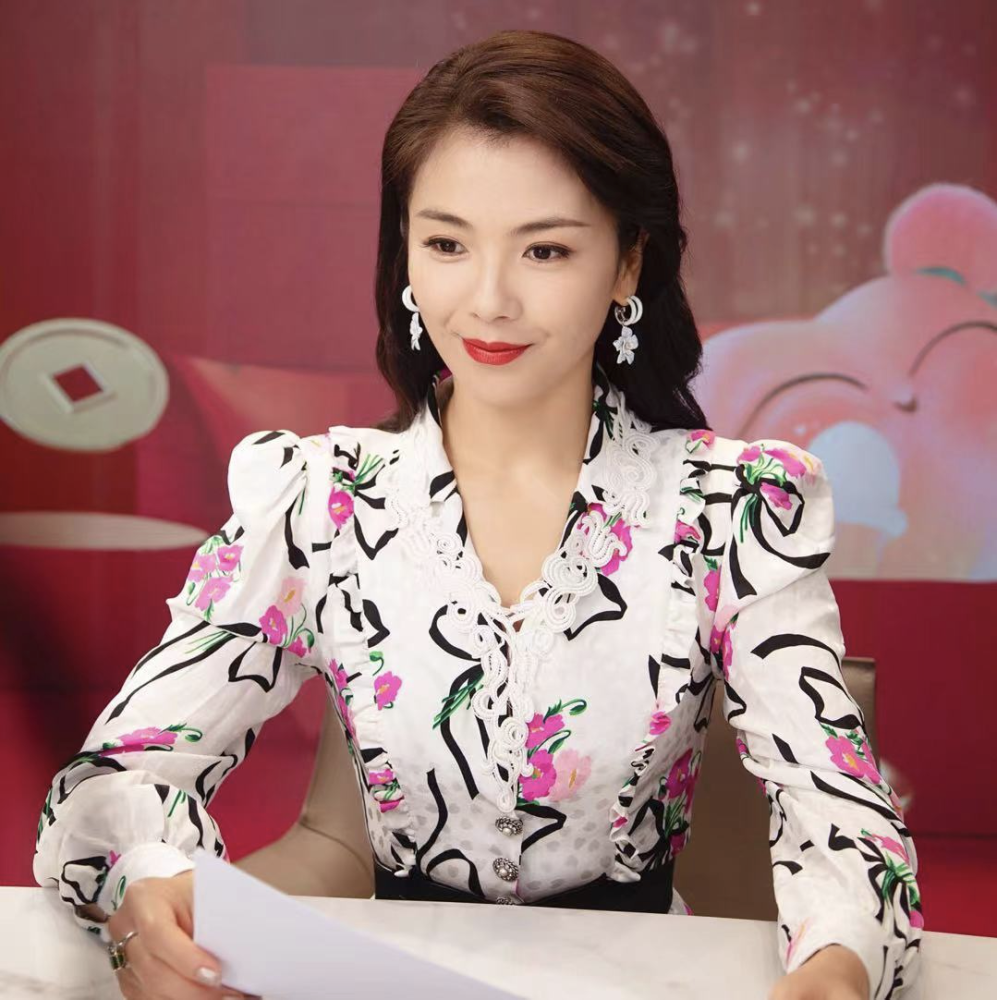 刘涛主持披荆斩棘被嘲口齿不清做油腻表情新造型显脖子粗