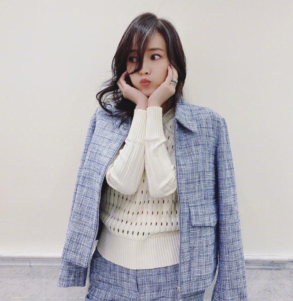 42岁主播侯佩岑晒嘟嘴照,手上戒指仅五位数?