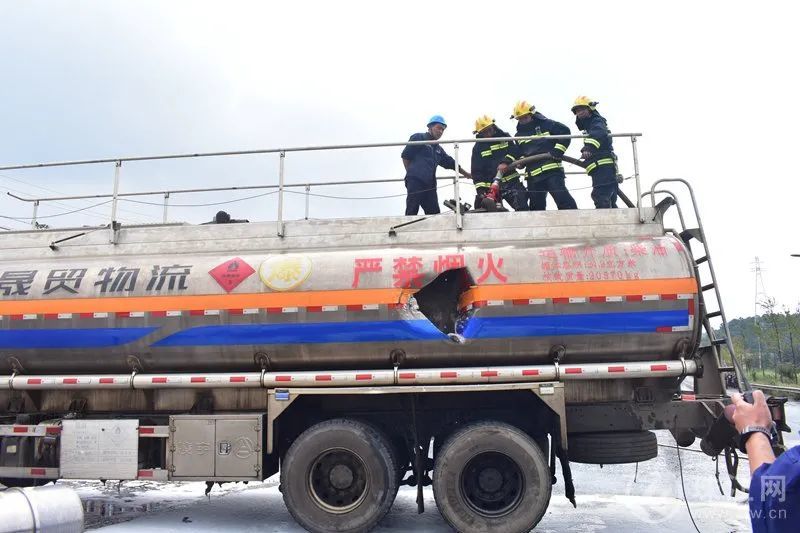 險宣天公路滿載20餘噸柴油的油罐車被撞後發生洩漏