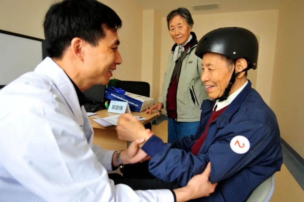 陪老人看病成创业风口?解决老人看病难还需引导,规范