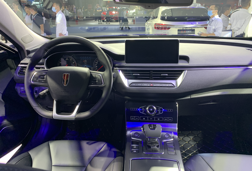 红旗h5的内饰设计就比较沉稳了,没有一味追求科技感,各个功能区域均