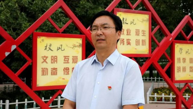 金塔县中学副校长  裴星明:"责任胜于能力,捧着良心教书",这是金塔