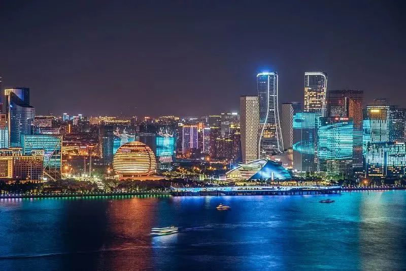 g20峰会灯光秀工程位于杭州cbd中心的钱江新城,由70万盏led灯组成