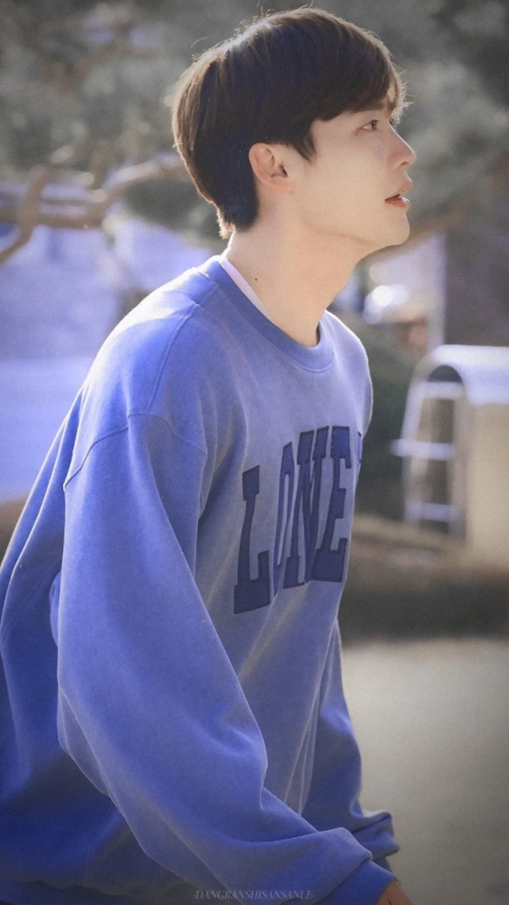 韩剧半壁江山李钟硕更新近照网友评论颜值太抗打