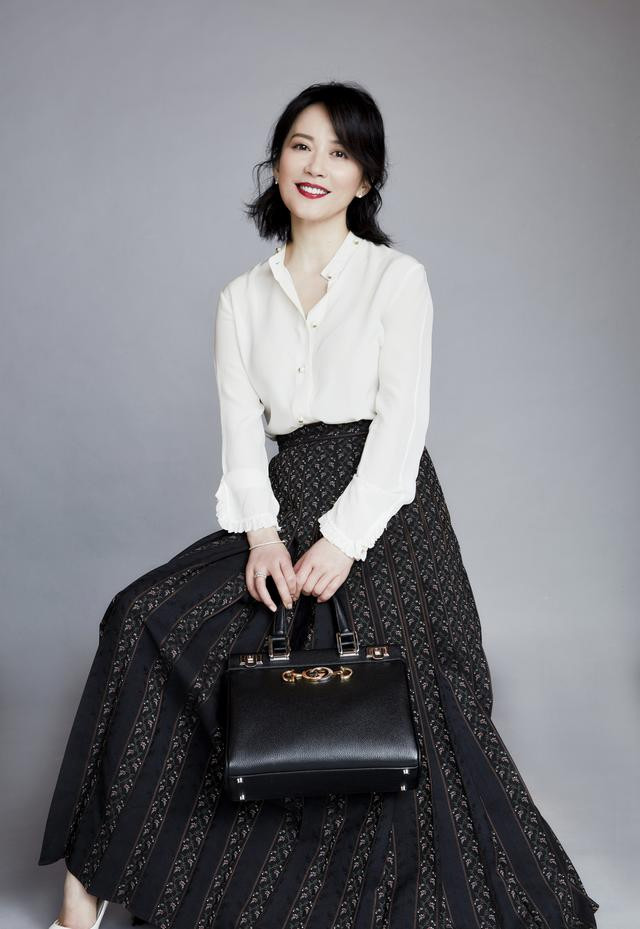 学俞飞鸿这样穿"灰色"大衣,配白衬衫和黑西裤,简约造型真高级