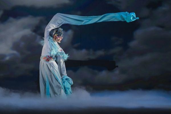 看"筱燕秋"水袖独舞,25日晚见证《青衣》之美