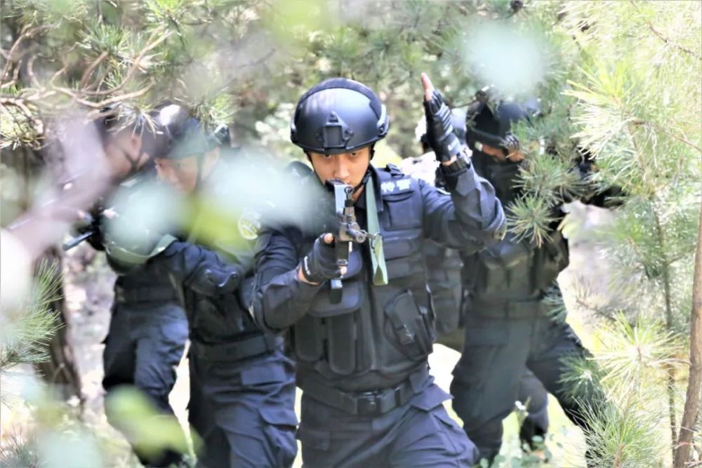 帅呼和浩特铁路公安特警实战大练兵多图燃爆来袭