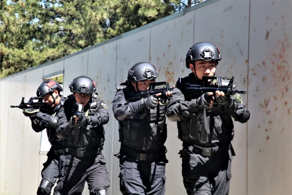 帅呼和浩特铁路公安特警实战大练兵多图燃爆来袭