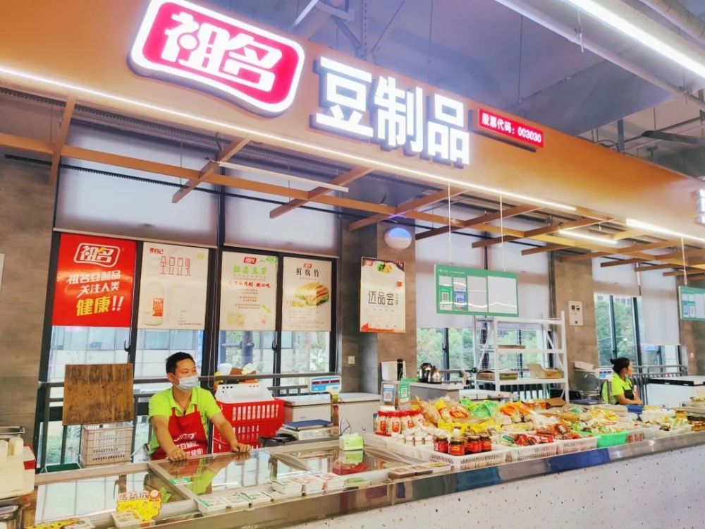 市场内品牌摊位云集,已有吴山烤禽,光头卤鸭,祖名豆制品,鸿光浪花,冉