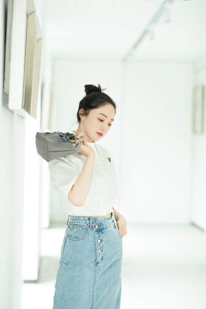 董璇白衬衫牛仔长裙清新温柔 阳光下眼眸纯净演绎秋日浪漫