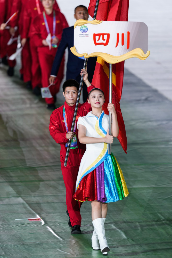 市代表团旗手入场前中国男篮运动员王哲林作为福建省代表团旗手入场