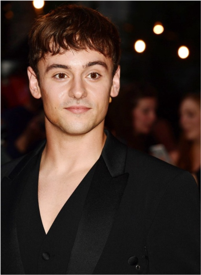 汤姆-戴利西装革履帅气亮相时装庆典