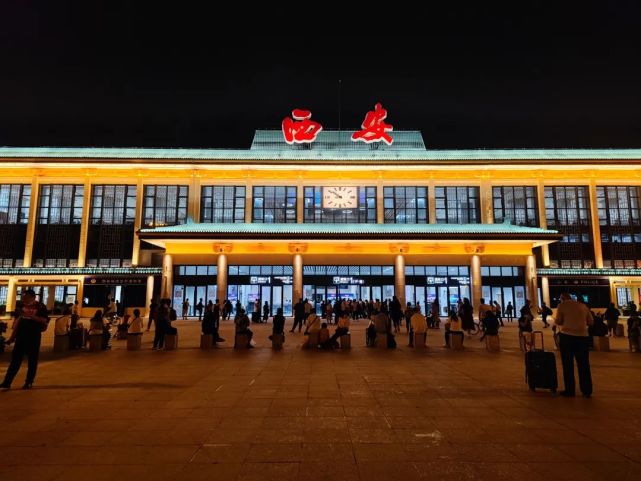 因为,西安火车站,它既是折柳的灞桥,又是咸阳的古渡,是每个路过"面皮"