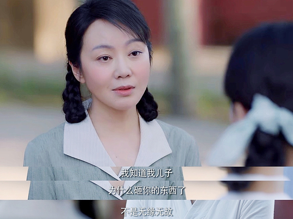 50岁闫妮新剧挑战风月女人化大浓妆穿着性感跷二郎腿坐桌子上