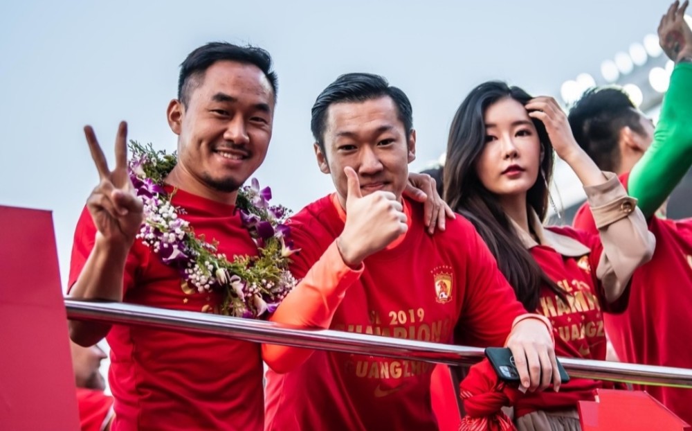 广州恒大 泰山队新援成功接班蒿俊闵，演员女友惊艳，堪称中超新最美女友