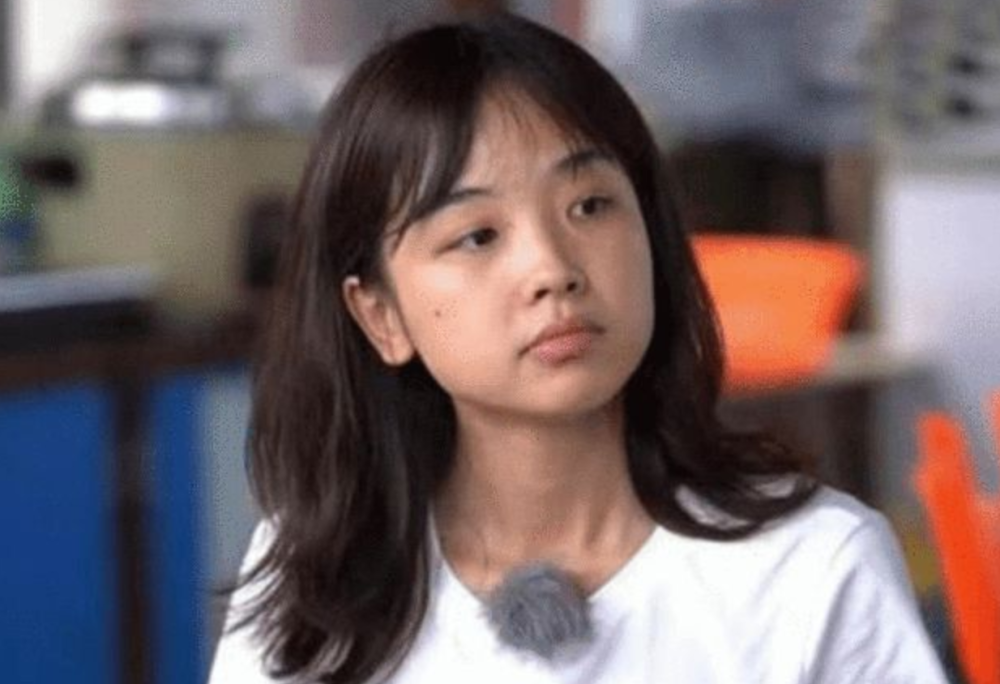 王冰冰31岁了仍似少女，却因素颜照排不进央视美女主持的前五名？