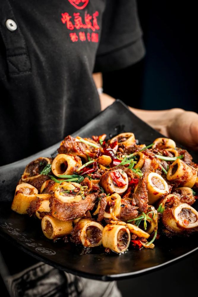 精选小羔羊肱骨末端初段切成均匀的骨环,高温爆炒过后,饱满的骨髓吸收