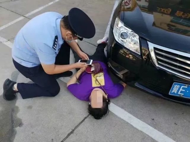 接警後,民警迅速處警,在天外村停車場附近人行道上發現一名女子口吐