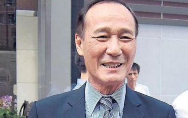 77岁陈惠敏移居内地在深圳路边吃火锅被偶遇面色红润状态好