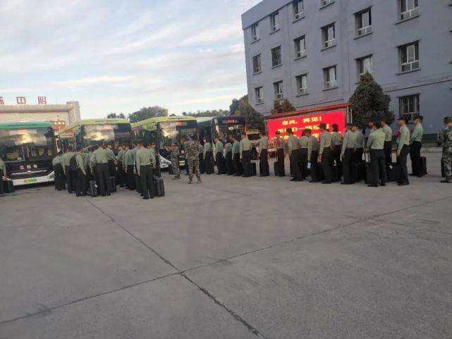 9月11日清晨,在69233部队办公楼前广场上,整齐停放着一排公交车.